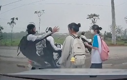Hai nam sinh chạy xe máy ngã sấp mặt vì sĩ gái