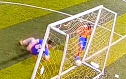 Chàng trai bị thủ môn cho 'ăn giày' vì ghi bàn 'kiểu lêu lêu'