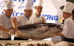 Du khách mãn nhãn với màn phi lê con cá ngừ đại dương nửa tạ