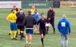 Trọng tài hoảng sợ, chạy thục mạng vì bị cầu thủ cao to dọa đánh