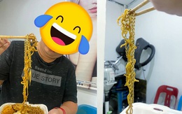 Đang ăn mì xào thì phát hiện 'vật thể lạ' có giá trị cao