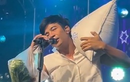 Ca sĩ Thái Lan gồng mình vác bao gạo fan tặng khi hát