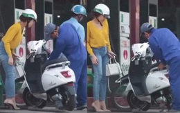 Cô gái dắt xe máy điện đi đổ xăng khiến mọi người hoang mang