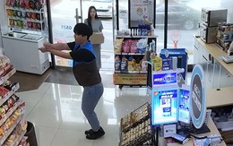 Nam nhân viên ngượng chín mặt vì khách thấy khi đang nhảy