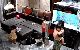 Bé gái hốt hoảng vội ôm chặt bà khi nghe tiếng sấm