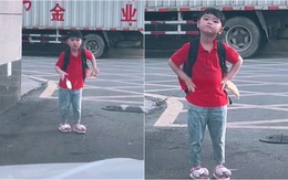 Bé gái cay cú vì bị tài xế ô tô bóp còi giật mình