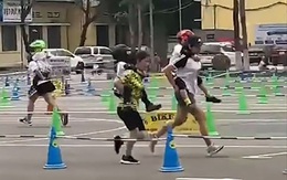 Mẹ 'gánh con còng lưng' trong cuộc thi chạy