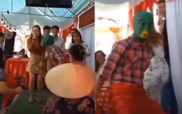 Cô gái ngừng hát khi chàng trai đeo mặt nạ lên nhảy phụ họa