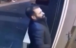 Người đàn ông đứng hình 3 giây khi đập mặt vào cửa kính cường lực