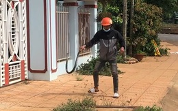 Chàng trai dùng skill bắt rắn đỉnh cao