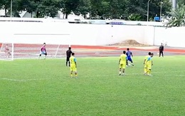 Cầu thủ sút penalty ra ngoài vì cho rằng đối thủ không phạm lỗi