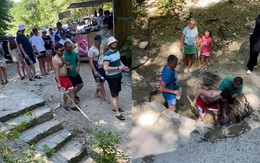 Hai người đàn ông giả mù để không phải xếp hàng khi lấy nước