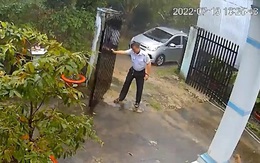 Tài xế ô tô bực bội vì bị cửa cổng 'đùa nhây' khi trời mưa