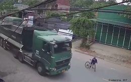 Chàng trai sang đường ẩu liên tục cúi gập người xin lỗi tài xế