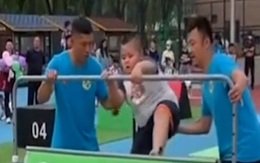 Bé trai vượt lên chính mình khi thi chạy vượt chướng ngại vật