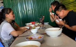 Hai bố con cười sặc cơm khi troll mẹ