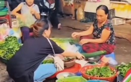 Người phụ nữ giật mình với kiểu cách mua rau của cô gái