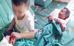 Bé trai vội cất điện thoại khi thấy mẹ đưa gậy 'đả cẩu bổng'