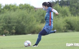 Thanh Nhã tập sút phạt đền trong buổi tập của tuyển nữ Việt Nam