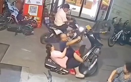 Hai vợ chồng ngã sõng soài vì xe máy bốc đầu
