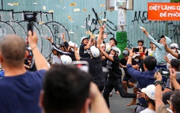 Thanh niên xô đẩy nhau té ngã giật tiền cúng cô hồn