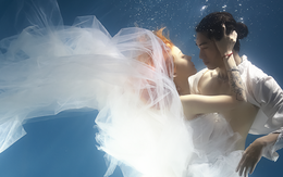 Quang Đăng tung bộ ảnh couple chụp dưới nước đầy nghệ thuật