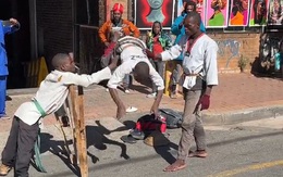 Cậu bé châu Phi có màn biểu diễn xiếc đỉnh cao