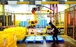 Máy giống người, hay người đã hóa máy?