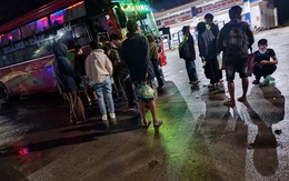 Xe khách 43 chỗ chở 72 người, thuê xe cứu thương vượt chốt cảnh sát giao thông