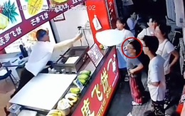 Bé trai hú hồn khi xem đầu bếp trổ tài nhào bánh