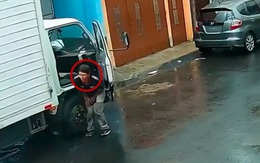 Chàng trai thốn tận rốn khi ô tô 4 chỗ chạy vụt qua