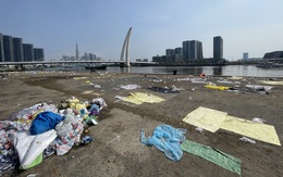 Du khách lắc đầu vì rác ngổn ngang sau đêm pháo hoa, còn gì bộ mặt TP.HCM?