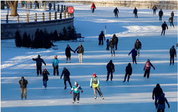 Canada mở cửa trở lại sân băng tự nhiên lớn nhất thế giới