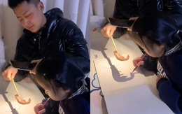 Bố hóa tượng cầm tôm để con gái vẽ tranh