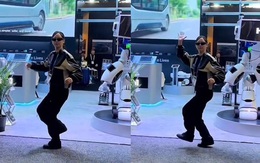 Cô gái trổ tài đi bộ như người máy