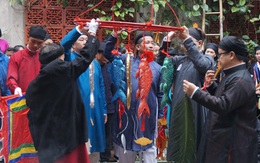 Thích thú xem dựng cây nêu giữa phố cổ Hà Nội