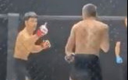Võ sĩ giơ ngón tay thối rồi hạ knock out đối thủ