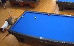 Cơ thủ ngã sấp mặt khi sử dụng 'bí kiếp né đá' trong bida 3 băng