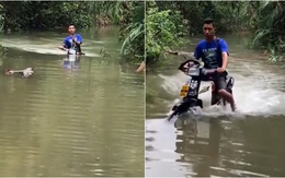 Chàng trai chạy Honda Dream như tàu ngầm khi đường ngập lút xe