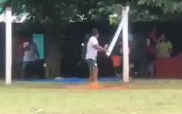 Bị đuổi khỏi sân, cầu thủ tháo bỏ khung thành