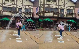 Cô gái quê một cục khi tạo dáng chụp hình dưới cầu vồng nước