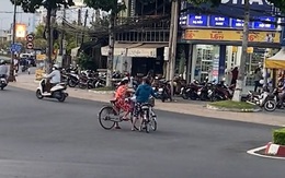 Gặp nhau rồi khó lỡ lìa xa phiên bản đứng giữa đường buôn chuyện