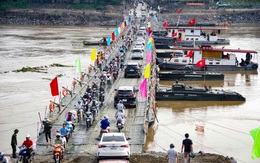 Công binh điều chỉnh thời gian vận hành cầu phao Phong Châu