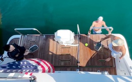 Cặp đôi gây sốt khi chơi pickleball trên du thuyền