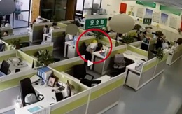 Giám đốc bị đuổi việc vì ngủ một tiếng trong giờ làm