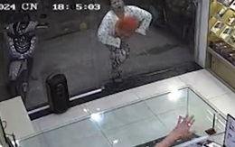 Nữ khách ngã ngửa vì cụng đầu vào cửa kính cường lực