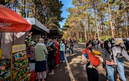 Mùng 3 Tết, 'đôi mắt Pleiku' đông nghẹt khách du xuân