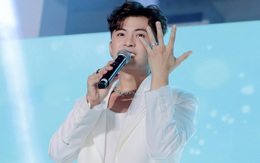 Khi fan xin đồ, Gin Tuấn Kiệt đáp: ‘Trừ quần áo, tất cả đều là của Puka’