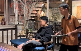 'Khi sếp bảo phải giữ chân khách'