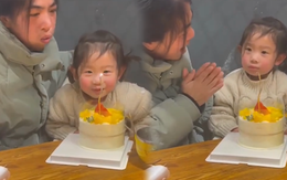 Bé gái ngơ ngác khi mẹ thổi mất nến sinh nhật